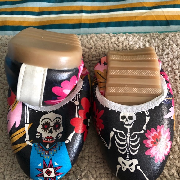 Folded take away shoes - Picture 1 of 2